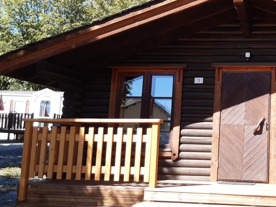 Camping Pas Cher vous présente avec son site Officiel campingpascher.fr, le Camping Les Jardins D'Estavar classé 3 étoiles, situé sur la commune de Estavar dans le département Pyrénées-orientales (Languedoc Roussillon) en France. Le camping Les Jardins D'Estavar, vous présente un hébergement de type chalet de 31 m² pour 4 personnes et télévision. Le camping Les Jardins D'Estavar vous propose du vendredi 05 juin au vendredi 12 juin 2026 avec un DÉPART DEMAIN pour 7 nuits à 555€. Cette location propose 52 dates différentes pour réserver votre séjour. Découvrez également les 12 autres gammes d'hébergements du camping. Les Avis clients pour le Camping Les Jardins D'Estavar sont de 7 sur 10. Piscine chauffée, Piscine extérieure, Aire de jeux enfants, Randonnée, Dépôt de pain, Pizzeria, Plats à emporter, Restaurant, Épicerie,... En savoir plus : cliquez-ICI.