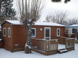 Camping Pas Cher vous présente avec son site Officiel campingpascher.fr, le Camping Les Jardins D'Estavar classé 3 étoiles, situé sur la commune de Estavar dans le département Pyrénées-orientales (Languedoc Roussillon) en France. Le camping Les Jardins D'Estavar vous propose un hébergement de type mobil-home de 28 m² pour 4 personnes (télévision). Cet hébergement propose plus de 281 dates différentes pour réserver ! Pour dévouvrir la période la moins chère, consultez la rubrique 'Tarifs' et sélectionnez votre mois de départ. L'établissement vous propose 12 autres types d'hébergements. Découvrez tous nos séjours à petits prix dans la commune et aux alentours de Estavar du département : Pyrénées-orientales (Languedoc Roussillon). Les Avis clients pour le Camping Les Jardins D'Estavar sont de 7 sur 10. Piscine chauffée, Piscine extérieure, Aire de jeux enfants, Randonnée, Dépôt de pain, Pizzeria, Plats à emporter, Restaurant, Épicerie,... En savoir plus : cliquez-ICI.