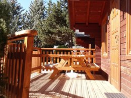 Camping Pas Cher vous présente avec son site Officiel campingpascher.fr, le Camping Les Jardins D'Estavar classé 3 étoiles, situé sur la commune de Estavar dans le département Pyrénées-orientales (Languedoc Roussillon) en France. Le camping Les Jardins D'Estavar vous propose un hébergement de type chalet de 24 m² pour 2 personnes (télévision). Cet hébergement propose plus de 272 dates différentes pour réserver ! Pour dévouvrir la période la moins chère, consultez la rubrique 'Tarifs' et sélectionnez votre mois de départ. L'établissement vous propose 12 autres types d'hébergements. Découvrez tous nos séjours à petits prix dans la commune et aux alentours de Estavar du département : Pyrénées-orientales (Languedoc Roussillon). Les Avis clients pour le Camping Les Jardins D'Estavar sont de 7 sur 10. Piscine chauffée, Piscine extérieure, Aire de jeux enfants, Randonnée, Dépôt de pain, Pizzeria, Plats à emporter, Restaurant, Épicerie,... En savoir plus : cliquez-ICI.