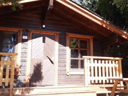 Camping Pas Cher vous présente avec son site Officiel campingpascher.fr, le Camping Les Jardins D'Estavar classé 3 étoiles, situé sur la commune de Estavar dans le département Pyrénées-orientales (Languedoc Roussillon) en France. Le camping Les Jardins D'Estavar vous propose un hébergement de type chalet de 30 m² pour 4 personnes (télévision). Cet hébergement propose plus de 282 dates différentes pour réserver ! Pour dévouvrir la période la moins chère, consultez la rubrique 'Tarifs' et sélectionnez votre mois de départ. L'établissement vous propose 12 autres types d'hébergements. Découvrez tous nos séjours à petits prix dans la commune et aux alentours de Estavar du département : Pyrénées-orientales (Languedoc Roussillon). Les Avis clients pour le Camping Les Jardins D'Estavar sont de 7 sur 10. Piscine chauffée, Piscine extérieure, Aire de jeux enfants, Randonnée, Dépôt de pain, Pizzeria, Plats à emporter, Restaurant, Épicerie,... En savoir plus : cliquez-ICI.