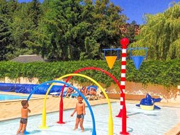 Camping Pas Cher vous présente avec son site Officiel campingpascher.fr, le Camping L'Enclave classé 3 étoiles, situé sur la commune de Estavar dans le département Pyrénées-orientales (Languedoc Roussillon) en France. Le camping L'Enclave vous propose un hébergement de type mobil-home de 28 m² (télévision). L'établissement vous propose 6 autres types d'hébergements. Découvrez tous nos séjours à petits prix dans la commune et aux alentours de Estavar du département : Pyrénées-orientales (Languedoc Roussillon). Les Avis clients pour le Camping L'Enclave sont excellents avec une note moyenne de 8 sur 10. LacRivière, Piscine couverte, Piscine extérieure, Animations familiales, Club ados, Club enfants, Aire de jeux enfants, Centre équestre, Court de tennis, Cyclisme, Golf, Parcours sportif, Ping-pong, Pétanque, Randonnée, Terrain de badminton, Terrain de football, Terrain de volley-ball,... En savoir plus : cliquez-ICI.