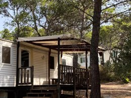 Camping Pas Cher vous présente avec son site Officiel campingpascher.fr, le Camping Le Pinada classé 3 étoiles, situé sur la commune de Fabrezan dans le département Aude (Languedoc Roussillon) en France. Le camping Le Pinada, vous présente un hébergement de type mobil-home de 24 m² pour 1 personne avec climatisation. Le camping Le Pinada vous proposeun séjour PAS CHER avec une REMISEdu sam. 04 avril au sam. 11 avril 2026, en promotion à -35% pour 7 nuits à 319 € au lieu de 490,77 € soit une Économie de 171,77 €. Cette location propose 71 dates différentes pour réserver votre séjour. Découvrez également les 10 autres gammes d'hébergements du camping. Les Avis clients pour le Camping Le Pinada sont excellents avec une note moyenne de 8 sur 10. LacMerRivière, Piscine extérieure, Animation ados, Animation enfants, Animations familiales, Aire de jeux enfants, Baby-foot, Flipper, Ping-pong, Plongée, Pétanque, Sports nautiques, Terrain de beach-volley, Terrain multisports, Bar, Bureau de tabac, Dépôt de pain, Restaurant, Station-service, Supermarché, Épicerie,... En savoir plus : cliquez-ICI.