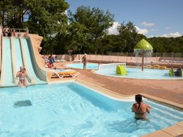 Camping Pas Cher vous présente avec son site Officiel campingpascher.fr, le Camping Lou Cantaire classé 3 étoiles, situé sur la commune de Fayence dans le département Var (Provence Alpes Côte D'azur) en France. Le camping Lou Cantaire vous propose un hébergement de type mobil-home. L'établissement vous propose un autre type d'hébergement. Découvrez tous nos séjours à petits prix dans la commune et aux alentours de Fayence du département : Var (Provence Alpes Côte D'azur). Les Avis clients pour le Camping Lou Cantaire sont excellents avec une note moyenne de 8 sur 10. Piscine extérieure, Animations familiales, Club enfants, Aire de jeux enfants, Centre équestre, Court de tennis, Golf, Ping-pong, Pétanque, Salle de fitness, Bar, Dépôt de pain, Pizzeria, Snack/Bar, Épicerie,... En savoir plus : cliquez-ICI.