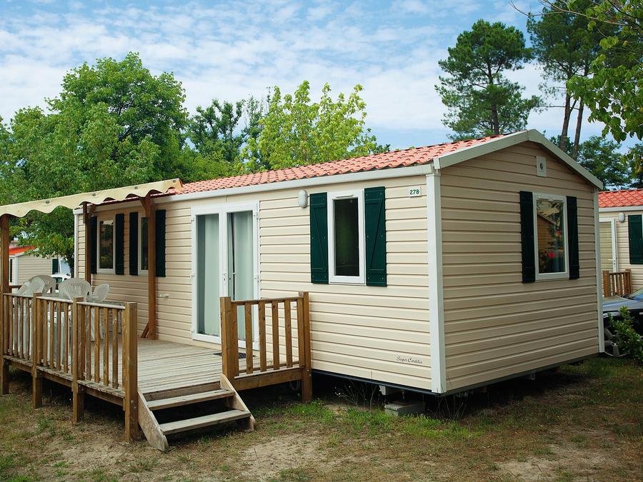 Camping Pas Cher vous présente avec son site Officiel campingpascher.fr, le Camping Bi Village classé 4 étoiles, situé sur la commune de Pula dans le département Istrie (Istrie) en Croatie. Le camping Bi Village, vous présente un hébergement de type mobil-home de 29 m² pour 6 personnes avec climatisation. Le camping Bi Village vous propose du sam. 19 septembre au sam. 26 septembre 2026, en promotion à -24% pour 7 nuits à 266 € au lieu de 350,0 € soit une Économie de 84 €. Cette location propose 37 dates différentes pour réserver votre séjour. Découvrez également les 10 autres gammes d'hébergements du camping. Les Avis clients pour le Camping Bi Village sont excellents avec une note moyenne de 8 sur 10. Mer, Parc aquatique, Piscine extérieure, Animation ados, Animations familiales, Club enfants, Aire de jeux enfants, Baby-foot, Canoë-kayak, Centre équestre, Court de tennis, Escalade, Golf, Parcours sportif, Ping-pong, Piscine, Planche à voile, Plongée, Pédalo, Pétanque, Salle de fitness, Salle de jeux vidéo, Structure gonflable enfants, Surf, Terrain de beach-volley, Terrain de football, Terrain multisports, Tir à l’arc, Trampoline, Bar, Bureau de tabac, Dépôt de pain, Pizzeria, Plats à emporter, Restaurant, Snack/Bar, Épicerie,... En savoir plus : cliquez-ICI.