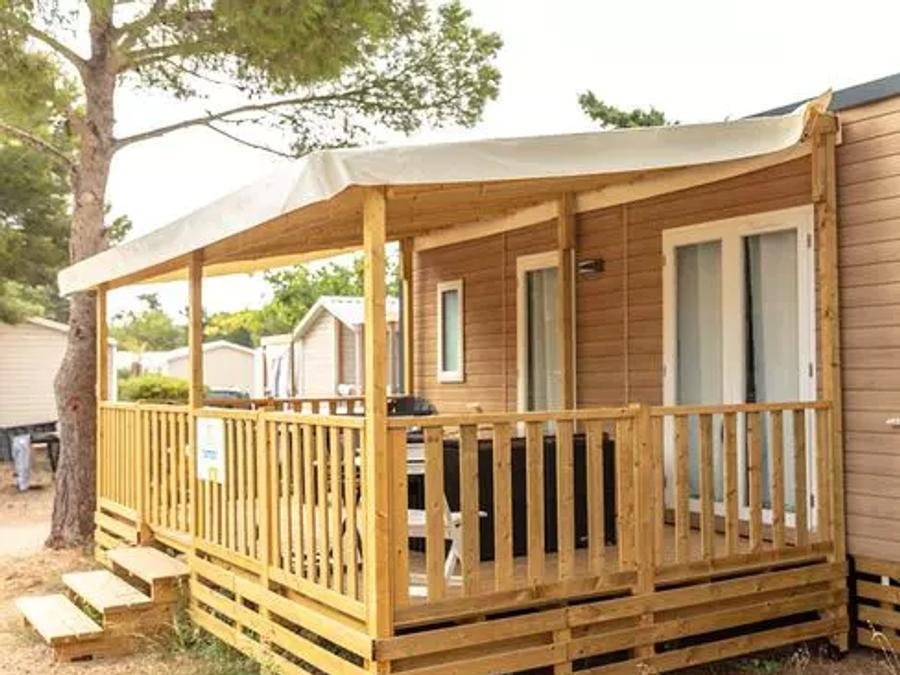 Camping Pas Cher vous présente avec son site Officiel campingpascher.fr, le Camping Bi Village classé 4 étoiles, situé sur la commune de Pula dans le département Istrie (Istrie) en Croatie. Le camping Bi Village, vous présente un hébergement de type mobil-home de 24 m² avec climatisation et télévision. Le camping Bi Village vous propose du sam. 19 septembre au sam. 26 septembre 2026, en promotion à -24% pour 7 nuits à 301 € au lieu de 399,0 € soit une Économie de 98 €. Cette location propose 6 dates différentes pour réserver votre séjour. Découvrez également les 10 autres gammes d'hébergements du camping. Les Avis clients pour le Camping Bi Village sont excellents avec une note moyenne de 8 sur 10. Mer, Parc aquatique, Piscine extérieure, Animation ados, Animations familiales, Club enfants, Aire de jeux enfants, Baby-foot, Canoë-kayak, Centre équestre, Court de tennis, Escalade, Golf, Parcours sportif, Ping-pong, Piscine, Planche à voile, Plongée, Pédalo, Pétanque, Salle de fitness, Salle de jeux vidéo, Structure gonflable enfants, Surf, Terrain de beach-volley, Terrain de football, Terrain multisports, Tir à l’arc, Trampoline, Bar, Bureau de tabac, Dépôt de pain, Pizzeria, Plats à emporter, Restaurant, Snack/Bar, Épicerie,... En savoir plus : cliquez-ICI.