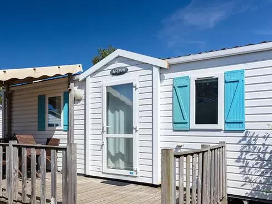 Camping Pas Cher vous présente avec son site Officiel campingpascher.fr, le Camping Bi Village classé 4 étoiles, situé sur la commune de Pula dans le département Istrie (Istrie) en Croatie. Le camping Bi Village, vous présente un hébergement de type mobil-home de 32 m² avec climatisation. Le camping Bi Village vous propose du sam. 19 septembre au sam. 26 septembre 2026, en promotion à -23% pour 7 nuits à 252 € au lieu de 329,0 € soit une Économie de 77 €. Cette location propose 20 dates différentes pour réserver votre séjour. Découvrez également les 10 autres gammes d'hébergements du camping. Les Avis clients pour le Camping Bi Village sont excellents avec une note moyenne de 8 sur 10. Mer, Parc aquatique, Piscine extérieure, Animation ados, Animations familiales, Club enfants, Aire de jeux enfants, Baby-foot, Canoë-kayak, Centre équestre, Court de tennis, Escalade, Golf, Parcours sportif, Ping-pong, Piscine, Planche à voile, Plongée, Pédalo, Pétanque, Salle de fitness, Salle de jeux vidéo, Structure gonflable enfants, Surf, Terrain de beach-volley, Terrain de football, Terrain multisports, Tir à l’arc, Trampoline, Bar, Bureau de tabac, Dépôt de pain, Pizzeria, Plats à emporter, Restaurant, Snack/Bar, Épicerie,... En savoir plus : cliquez-ICI.