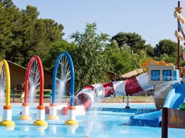 Camping Pas Cher vous présente avec son site Officiel campingpascher.fr, le Camping Bi Village classé 4 étoiles, situé sur la commune de Pula dans le département Istrie (Istrie) en Croatie. Le camping Bi Village vous propose un hébergement de type mobil-home de 34 m² avec climatisation (télévision). L'établissement vous propose 10 autres types d'hébergements. Découvrez tous nos séjours à petits prix dans la commune et aux alentours de Pula du département : Istrie (Istrie). Les Avis clients pour le Camping Bi Village sont excellents avec une note moyenne de 8 sur 10. Mer, Parc aquatique, Piscine extérieure, Animation ados, Animations familiales, Club enfants, Aire de jeux enfants, Baby-foot, Canoë-kayak, Centre équestre, Court de tennis, Escalade, Golf, Parcours sportif, Ping-pong, Piscine, Planche à voile, Plongée, Pédalo, Pétanque, Salle de fitness, Salle de jeux vidéo, Structure gonflable enfants, Surf, Terrain de beach-volley, Terrain de football, Terrain multisports, Tir à l’arc, Trampoline, Bar, Bureau de tabac, Dépôt de pain, Pizzeria, Plats à emporter, Restaurant, Snack/Bar, Épicerie,... En savoir plus : cliquez-ICI.