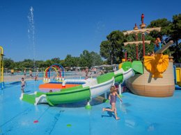 Camping Pas Cher vous présente avec son site Officiel campingpascher.fr, le Camping Bi Village classé 4 étoiles, situé sur la commune de Pula dans le département Istrie (Istrie) en Croatie. Le camping Bi Village, vous présente un hébergement de type mobil-home de 32 m² avec climatisation. Le camping Bi Village vous propose du mercredi 29 avril au mercredi 06 mai 2026, en promotion à -29% pour 7 nuits à 266 € au lieu de 378,0 € soit une Économie de 112 €. Cette location propose 72 dates différentes pour réserver votre séjour. Découvrez également les 10 autres gammes d'hébergements du camping. Les Avis clients pour le Camping Bi Village sont excellents avec une note moyenne de 8 sur 10. Mer, Parc aquatique, Piscine extérieure, Animation ados, Animations familiales, Club enfants, Aire de jeux enfants, Baby-foot, Canoë-kayak, Centre équestre, Court de tennis, Escalade, Golf, Parcours sportif, Ping-pong, Piscine, Planche à voile, Plongée, Pédalo, Pétanque, Salle de fitness, Salle de jeux vidéo, Structure gonflable enfants, Surf, Terrain de beach-volley, Terrain de football, Terrain multisports, Tir à l’arc, Trampoline, Bar, Bureau de tabac, Dépôt de pain, Pizzeria, Plats à emporter, Restaurant, Snack/Bar, Épicerie,... En savoir plus : cliquez-ICI.