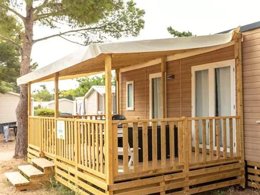 Camping Pas Cher vous présente avec son site Officiel campingpascher.fr, le Camping Bi Village classé 4 étoiles, situé sur la commune de Pula dans le département Istrie (Istrie) en Croatie. Le camping Bi Village, vous présente un hébergement de type mobil-home de 24 m² avec climatisation et télévision. Le camping Bi Village vous propose du sam. 19 septembre au sam. 26 septembre 2026, en promotion à -29% pour 7 nuits à 280 € au lieu de 399,0 € soit une Économie de 119 €. Cette location propose 79 dates différentes pour réserver votre séjour. Découvrez également les 10 autres gammes d'hébergements du camping. Les Avis clients pour le Camping Bi Village sont excellents avec une note moyenne de 8 sur 10. Mer, Parc aquatique, Piscine extérieure, Animation ados, Animations familiales, Club enfants, Aire de jeux enfants, Baby-foot, Canoë-kayak, Centre équestre, Court de tennis, Escalade, Golf, Parcours sportif, Ping-pong, Piscine, Planche à voile, Plongée, Pédalo, Pétanque, Salle de fitness, Salle de jeux vidéo, Structure gonflable enfants, Surf, Terrain de beach-volley, Terrain de football, Terrain multisports, Tir à l’arc, Trampoline, Bar, Bureau de tabac, Dépôt de pain, Pizzeria, Plats à emporter, Restaurant, Snack/Bar, Épicerie,... En savoir plus : cliquez-ICI.