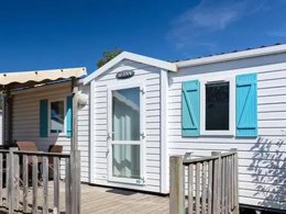 Camping Pas Cher vous présente avec son site Officiel campingpascher.fr, le Camping Bi Village classé 4 étoiles, situé sur la commune de Pula dans le département Istrie (Istrie) en Croatie. Le camping Bi Village, vous présente un hébergement de type mobil-home de 32 m² avec climatisation. Le camping Bi Village vous propose du sam. 19 septembre au sam. 26 septembre 2026, en promotion à -29% pour 7 nuits à 231 € au lieu de 329,0 € soit une Économie de 98 €. Cette location propose 92 dates différentes pour réserver votre séjour. Découvrez également les 10 autres gammes d'hébergements du camping. Les Avis clients pour le Camping Bi Village sont excellents avec une note moyenne de 8 sur 10. Mer, Parc aquatique, Piscine extérieure, Animation ados, Animations familiales, Club enfants, Aire de jeux enfants, Baby-foot, Canoë-kayak, Centre équestre, Court de tennis, Escalade, Golf, Parcours sportif, Ping-pong, Piscine, Planche à voile, Plongée, Pédalo, Pétanque, Salle de fitness, Salle de jeux vidéo, Structure gonflable enfants, Surf, Terrain de beach-volley, Terrain de football, Terrain multisports, Tir à l’arc, Trampoline, Bar, Bureau de tabac, Dépôt de pain, Pizzeria, Plats à emporter, Restaurant, Snack/Bar, Épicerie,... En savoir plus : cliquez-ICI.