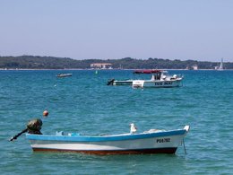 Camping Pas Cher vous présente avec son site Officiel campingpascher.fr, le Camping Bi Village classé 4 étoiles, situé sur la commune de Pula dans le département Istrie (Istrie) en Croatie. Le camping Bi Village, vous présente un hébergement de type mobil-home de 34 m² avec climatisation et télévision. Le camping Bi Village vous propose du mercredi 29 avril au mercredi 06 mai 2026, en promotion à -29% pour 7 nuits à 252 € au lieu de 357,0 € soit une Économie de 105 €. Cette location propose 49 dates différentes pour réserver votre séjour. Découvrez également les 10 autres gammes d'hébergements du camping. Les Avis clients pour le Camping Bi Village sont excellents avec une note moyenne de 8 sur 10. Mer, Parc aquatique, Piscine extérieure, Animation ados, Animations familiales, Club enfants, Aire de jeux enfants, Baby-foot, Canoë-kayak, Centre équestre, Court de tennis, Escalade, Golf, Parcours sportif, Ping-pong, Piscine, Planche à voile, Plongée, Pédalo, Pétanque, Salle de fitness, Salle de jeux vidéo, Structure gonflable enfants, Surf, Terrain de beach-volley, Terrain de football, Terrain multisports, Tir à l’arc, Trampoline, Bar, Bureau de tabac, Dépôt de pain, Pizzeria, Plats à emporter, Restaurant, Snack/Bar, Épicerie,... En savoir plus : cliquez-ICI.