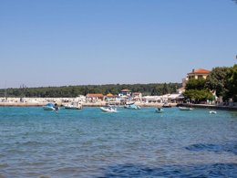 Camping Pas Cher vous présente avec son site Officiel campingpascher.fr, le Camping Bi Village classé 4 étoiles, situé sur la commune de Pula dans le département Istrie (Istrie) en Croatie. Le camping Bi Village, vous présente un hébergement de type mobil-home de 29 m² pour 6 personnes avec climatisation. Le camping Bi Village vous proposeun séjour PAS CHER avec une REMISEdu sam. 19 septembre au sam. 26 septembre 2026, en promotion à -30% pour 7 nuits à 245 € au lieu de 350,0 € soit une Économie de 105 €. Cette location propose 92 dates différentes pour réserver votre séjour. Découvrez également les 10 autres gammes d'hébergements du camping. Les Avis clients pour le Camping Bi Village sont excellents avec une note moyenne de 8 sur 10. Mer, Parc aquatique, Piscine extérieure, Animation ados, Animations familiales, Club enfants, Aire de jeux enfants, Baby-foot, Canoë-kayak, Centre équestre, Court de tennis, Escalade, Golf, Parcours sportif, Ping-pong, Piscine, Planche à voile, Plongée, Pédalo, Pétanque, Salle de fitness, Salle de jeux vidéo, Structure gonflable enfants, Surf, Terrain de beach-volley, Terrain de football, Terrain multisports, Tir à l’arc, Trampoline, Bar, Bureau de tabac, Dépôt de pain, Pizzeria, Plats à emporter, Restaurant, Snack/Bar, Épicerie,... En savoir plus : cliquez-ICI.