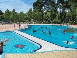 Camping Pas Cher vous présente avec son site Officiel campingpascher.fr, le Camping Bi Village classé 4 étoiles, situé sur la commune de Pula dans le département Istrie (Istrie) en Croatie. Le camping Bi Village, vous présente un hébergement de type mobil-home de 24 m² avec climatisation et télévision. Le camping Bi Village vous propose du sam. 19 septembre au sam. 26 septembre 2026, en promotion à -29% pour 7 nuits à 280 € au lieu de 399,0 € soit une Économie de 119 €. Cette location propose 79 dates différentes pour réserver votre séjour. Découvrez également les 10 autres gammes d'hébergements du camping. Les Avis clients pour le Camping Bi Village sont excellents avec une note moyenne de 8 sur 10. Mer, Parc aquatique, Piscine extérieure, Animation ados, Animations familiales, Club enfants, Aire de jeux enfants, Baby-foot, Canoë-kayak, Centre équestre, Court de tennis, Escalade, Golf, Parcours sportif, Ping-pong, Piscine, Planche à voile, Plongée, Pédalo, Pétanque, Salle de fitness, Salle de jeux vidéo, Structure gonflable enfants, Surf, Terrain de beach-volley, Terrain de football, Terrain multisports, Tir à l’arc, Trampoline, Bar, Bureau de tabac, Dépôt de pain, Pizzeria, Plats à emporter, Restaurant, Snack/Bar, Épicerie,... En savoir plus : cliquez-ICI.