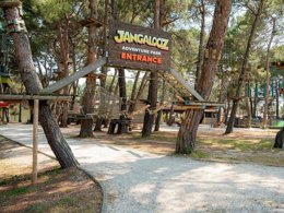 Camping Pas Cher vous présente avec son site Officiel campingpascher.fr, le Camping Bi Village classé 4 étoiles, situé sur la commune de Pula dans le département Istrie (Istrie) en Croatie. Le camping Bi Village, vous présente un hébergement de type tente en toile et bois de 35 m² pour 2 personnes. Le camping Bi Village vous propose du dimanche 17 mai au dimanche 24 mai 2026, en promotion à -28% pour 7 nuits à 208 € au lieu de 289,0 € soit une Économie de 81 €. Cette location propose 134 dates différentes pour réserver votre séjour. Découvrez également les 10 autres gammes d'hébergements du camping. Les Avis clients pour le Camping Bi Village sont excellents avec une note moyenne de 8 sur 10. Mer, Parc aquatique, Piscine extérieure, Animation ados, Animations familiales, Club enfants, Aire de jeux enfants, Baby-foot, Canoë-kayak, Centre équestre, Court de tennis, Escalade, Golf, Parcours sportif, Ping-pong, Piscine, Planche à voile, Plongée, Pédalo, Pétanque, Salle de fitness, Salle de jeux vidéo, Structure gonflable enfants, Surf, Terrain de beach-volley, Terrain de football, Terrain multisports, Tir à l’arc, Trampoline, Bar, Bureau de tabac, Dépôt de pain, Pizzeria, Plats à emporter, Restaurant, Snack/Bar, Épicerie,... En savoir plus : cliquez-ICI.