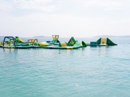 Camping Pas Cher vous présente avec son site Officiel campingpascher.fr, le Camping Bi Village classé 4 étoiles, situé sur la commune de Pula dans le département Istrie (Istrie) en Croatie. Le camping Bi Village, vous présente un hébergement de type mobil-home de 32 m² avec climatisation. Le camping Bi Village vous propose du sam. 19 septembre au sam. 26 septembre 2026, en promotion à -29% pour 7 nuits à 231 € au lieu de 329,0 € soit une Économie de 98 €. Cette location propose 92 dates différentes pour réserver votre séjour. Découvrez également les 10 autres gammes d'hébergements du camping. Les Avis clients pour le Camping Bi Village sont excellents avec une note moyenne de 8 sur 10. Mer, Parc aquatique, Piscine extérieure, Animation ados, Animations familiales, Club enfants, Aire de jeux enfants, Baby-foot, Canoë-kayak, Centre équestre, Court de tennis, Escalade, Golf, Parcours sportif, Ping-pong, Piscine, Planche à voile, Plongée, Pédalo, Pétanque, Salle de fitness, Salle de jeux vidéo, Structure gonflable enfants, Surf, Terrain de beach-volley, Terrain de football, Terrain multisports, Tir à l’arc, Trampoline, Bar, Bureau de tabac, Dépôt de pain, Pizzeria, Plats à emporter, Restaurant, Snack/Bar, Épicerie,... En savoir plus : cliquez-ICI.