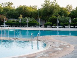 Camping Pas Cher vous présente avec son site Officiel campingpascher.fr, le Camping Bi Village classé 4 étoiles, situé sur la commune de Pula dans le département Istrie (Istrie) en Croatie. Le camping Bi Village, vous présente un hébergement de type mobil-home de 24 m² pour 2 personnes avec climatisation. Le camping Bi Village vous proposeun séjour PAS CHER avec une REMISEdu sam. 25 avril au sam. 02 mai 2026, en promotion à -42% pour 7 nuits à 200 € au lieu de 350,0 € soit une Économie de 150 €. Cette location propose 16 dates différentes pour réserver votre séjour. Découvrez également les 10 autres gammes d'hébergements du camping. Les Avis clients pour le Camping Bi Village sont excellents avec une note moyenne de 8 sur 10. Mer, Parc aquatique, Piscine extérieure, Animation ados, Animations familiales, Club enfants, Aire de jeux enfants, Baby-foot, Canoë-kayak, Centre équestre, Court de tennis, Escalade, Golf, Parcours sportif, Ping-pong, Piscine, Planche à voile, Plongée, Pédalo, Pétanque, Salle de fitness, Salle de jeux vidéo, Structure gonflable enfants, Surf, Terrain de beach-volley, Terrain de football, Terrain multisports, Tir à l’arc, Trampoline, Bar, Bureau de tabac, Dépôt de pain, Pizzeria, Plats à emporter, Restaurant, Snack/Bar, Épicerie,... En savoir plus : cliquez-ICI.