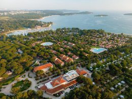 Camping Pas Cher vous présente avec son site Officiel campingpascher.fr, le Camping Bi Village classé 4 étoiles, situé sur la commune de Pula dans le département Istrie (Istrie) en Croatie. Le camping Bi Village vous propose un hébergement de type mobil-home de 34 m² pour 6 personnes avec climatisation. L'établissement vous propose 8 autres types d'hébergements. Découvrez tous nos séjours à petits prix dans la commune et aux alentours de Pula du département : Istrie (Istrie). Les Avis clients pour le Camping Bi Village sont excellents avec une note moyenne de 8 sur 10. Mer, Parc aquatique, Piscine extérieure, Animation ados, Animations familiales, Club enfants, Aire de jeux enfants, Baby-foot, Canoë-kayak, Centre équestre, Court de tennis, Escalade, Golf, Parcours sportif, Ping-pong, Piscine, Planche à voile, Plongée, Pédalo, Pétanque, Salle de fitness, Salle de jeux vidéo, Structure gonflable enfants, Surf, Terrain de beach-volley, Terrain de football, Terrain multisports, Tir à l’arc, Trampoline, Bar, Bureau de tabac, Dépôt de pain, Pizzeria, Plats à emporter, Restaurant, Snack/Bar, Épicerie,... En savoir plus : cliquez-ICI.