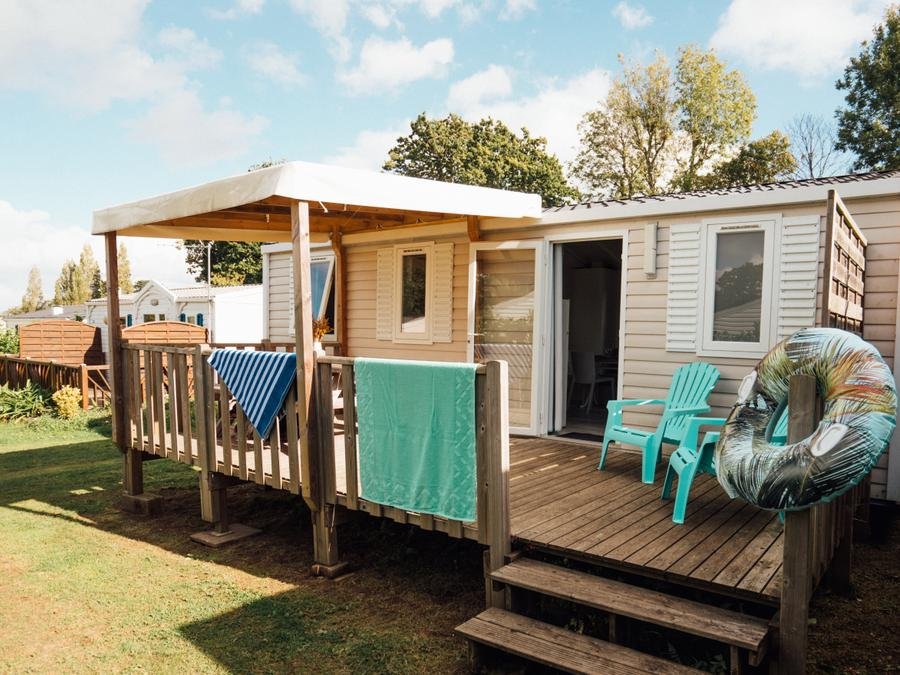 Camping Pas Cher vous présente avec son site Officiel campingpascher.fr, le Camping Kerscolper classé 3 étoiles, situé sur la commune de Fouesnant dans le département Finistère (Bretagne) en France. Le camping Kerscolper, vous présente un hébergement de type mobil-home de 28 m² et télévision. Le camping Kerscolper vous propose du sam. 12 septembre au sam. 19 septembre 2026 pour 7 nuits à 289€. Cette location propose 14 dates différentes pour réserver votre séjour. Découvrez également les 9 autres gammes d'hébergements du camping. Les Avis clients pour le Camping Kerscolper sont excellents avec une note moyenne de 8 sur 10. MerÉtang, Piscine couverte, Piscine extérieure, Animations familiales, Club enfants, Aire de jeux enfants, Centre équestre, Golf, Ping-pong, Pétanque, Randonnée, Terrain de volley-ball, Trampoline, Voile, Bar, Dépôt de pain, Plats à emporter, Snack/Bar,... En savoir plus : cliquez-ICI.