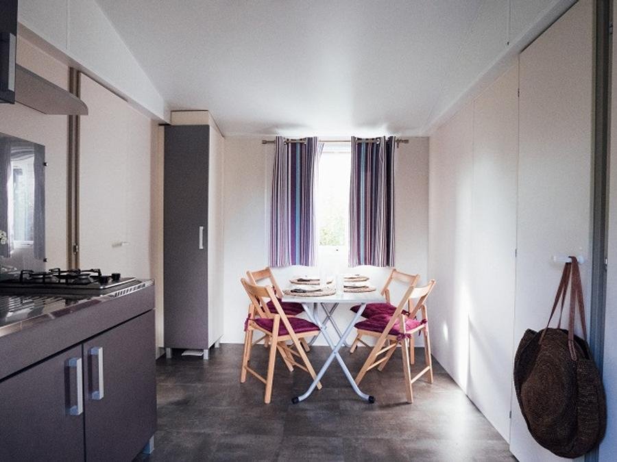 Camping Pas Cher vous présente avec son site Officiel campingpascher.fr, le Camping Kerscolper classé 3 étoiles, situé sur la commune de Fouesnant dans le département Finistère (Bretagne) en France. Le camping Kerscolper, vous présente un hébergement de type mobil-home de 25 m² et télévision. Le camping Kerscolper vous propose du sam. 12 septembre au sam. 19 septembre 2026, en promotion à -10% pour 7 nuits à 250,20 € au lieu de 278,0 € soit une Économie de 27,80 €. Cette location propose 26 dates différentes pour réserver votre séjour. Découvrez également les 9 autres gammes d'hébergements du camping. Les Avis clients pour le Camping Kerscolper sont excellents avec une note moyenne de 8 sur 10. MerÉtang, Piscine couverte, Piscine extérieure, Animations familiales, Club enfants, Aire de jeux enfants, Centre équestre, Golf, Ping-pong, Pétanque, Randonnée, Terrain de volley-ball, Trampoline, Voile, Bar, Dépôt de pain, Plats à emporter, Snack/Bar,... En savoir plus : cliquez-ICI.