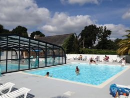 Camping Pas Cher vous présente avec son site Officiel campingpascher.fr, le Camping Kerscolper classé 3 étoiles, situé sur la commune de Fouesnant dans le département Finistère (Bretagne) en France. Le camping Kerscolper, vous présente un hébergement de type mobil-home de 25 m² et télévision. Le camping Kerscolper vous propose du sam. 12 septembre au sam. 19 septembre 2026, en promotion à -10% pour 7 nuits à 250,20 € au lieu de 278,0 € soit une Économie de 27,80 €. Cette location propose 26 dates différentes pour réserver votre séjour. Découvrez également les 9 autres gammes d'hébergements du camping. Les Avis clients pour le Camping Kerscolper sont excellents avec une note moyenne de 8 sur 10. MerÉtang, Piscine couverte, Piscine extérieure, Animations familiales, Club enfants, Aire de jeux enfants, Centre équestre, Golf, Ping-pong, Pétanque, Randonnée, Terrain de volley-ball, Trampoline, Voile, Bar, Dépôt de pain, Plats à emporter, Snack/Bar,... En savoir plus : cliquez-ICI.