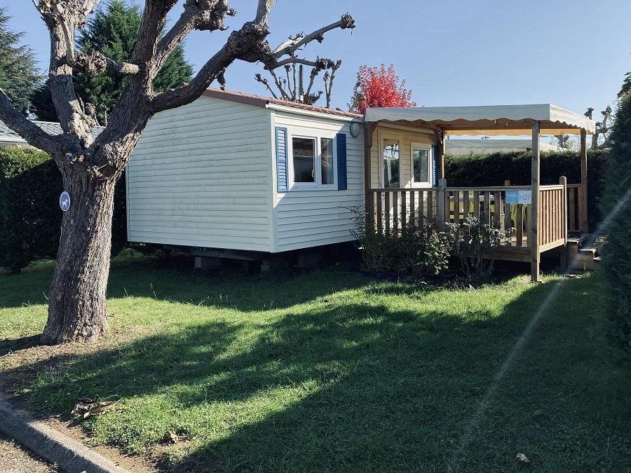 Camping Pas Cher vous présente avec son site Officiel campingpascher.fr, le Camping Les Catalpas classé 3 étoiles, situé sur la commune de Fumel dans le département Lot-et-garonne (Aquitaine) en France. Le camping Les Catalpas vous propose un hébergement de type mobil-home de 21 m² (télévision). L'établissement vous propose 16 autres types d'hébergements. Découvrez tous nos séjours à petits prix dans la commune et aux alentours de Fumel du département : Lot-et-garonne (Aquitaine). Les Avis clients pour le Camping Les Catalpas sont excellents avec une note moyenne de 8 sur 10. Rivière, Piscine extérieure, Animations familiales, Aire de jeux enfants, Baby-foot, Canoë-kayak, Cyclisme, Flipper, Ping-pong, Pétanque, Randonnée, Bar, Dépôt de pain, Plats à emporter, Snack/Bar,... En savoir plus : cliquez-ICI.