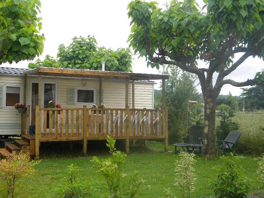 Camping Pas Cher vous présente avec son site Officiel campingpascher.fr, le Camping Les Catalpas classé 3 étoiles, situé sur la commune de Fumel dans le département Lot-et-garonne (Aquitaine) en France. Le camping Les Catalpas, vous présente un hébergement de type mobil-home. Le camping Les Catalpas vous propose du sam. 29 août au sam. 05 septembre 2026 pour 7 nuits à 205€. Cette location propose 10 dates différentes pour réserver votre séjour. Découvrez également les 16 autres gammes d'hébergements du camping. Les Avis clients pour le Camping Les Catalpas sont excellents avec une note moyenne de 8 sur 10. Rivière, Piscine extérieure, Animations familiales, Aire de jeux enfants, Baby-foot, Canoë-kayak, Cyclisme, Flipper, Ping-pong, Pétanque, Randonnée, Bar, Dépôt de pain, Plats à emporter, Snack/Bar,... En savoir plus : cliquez-ICI.