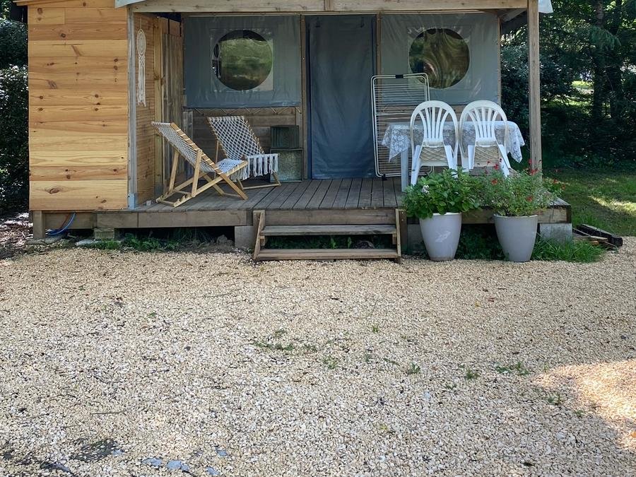 Camping Pas Cher vous présente avec son site Officiel campingpascher.fr, le Camping Les Catalpas classé 3 étoiles, situé sur la commune de Fumel dans le département Lot-et-garonne (Aquitaine) en France. Le camping Les Catalpas, vous présente un hébergement de type bungalow toilé. Le camping Les Catalpas vous propose du sam. 06 juin au sam. 13 juin 2026 pour 7 nuits à 260€. Cette location propose 10 dates différentes pour réserver votre séjour. Découvrez également les 16 autres gammes d'hébergements du camping. Les Avis clients pour le Camping Les Catalpas sont excellents avec une note moyenne de 8 sur 10. Rivière, Piscine extérieure, Animations familiales, Aire de jeux enfants, Baby-foot, Canoë-kayak, Cyclisme, Flipper, Ping-pong, Pétanque, Randonnée, Bar, Dépôt de pain, Plats à emporter, Snack/Bar,... En savoir plus : cliquez-ICI.