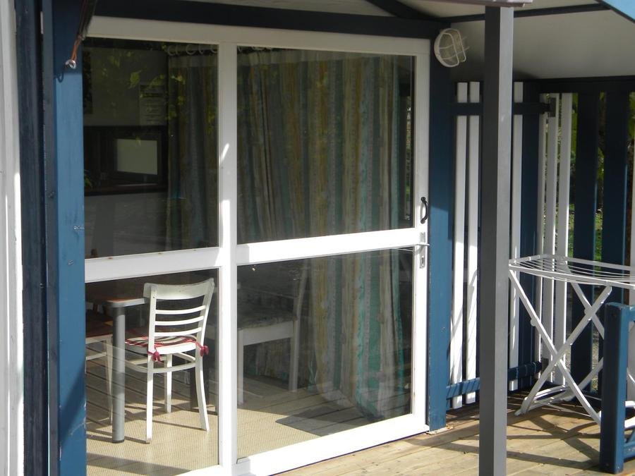Camping Pas Cher vous présente avec son site Officiel campingpascher.fr, le Camping Les Catalpas classé 3 étoiles, situé sur la commune de Fumel dans le département Lot-et-garonne (Aquitaine) en France. Le camping Les Catalpas, vous présente un hébergement de type chalet de 20 m². Le camping Les Catalpas vous propose du sam. 06 juin au sam. 13 juin 2026 pour 7 nuits à 200€. Cette location propose 9 dates différentes pour réserver votre séjour. Découvrez également les 16 autres gammes d'hébergements du camping. Les Avis clients pour le Camping Les Catalpas sont excellents avec une note moyenne de 8 sur 10. Rivière, Piscine extérieure, Animations familiales, Aire de jeux enfants, Baby-foot, Canoë-kayak, Cyclisme, Flipper, Ping-pong, Pétanque, Randonnée, Bar, Dépôt de pain, Plats à emporter, Snack/Bar,... En savoir plus : cliquez-ICI.