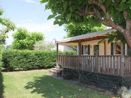 Camping Pas Cher vous présente avec son site Officiel campingpascher.fr, le Camping Les Catalpas classé 3 étoiles, situé sur la commune de Fumel dans le département Lot-et-garonne (Aquitaine) en France. Le camping Les Catalpas vous propose un hébergement de type maison de campagne de 65 m² avec climatisation (télévision). L'établissement vous propose 16 autres types d'hébergements. Découvrez tous nos séjours à petits prix dans la commune et aux alentours de Fumel du département : Lot-et-garonne (Aquitaine). Les Avis clients pour le Camping Les Catalpas sont excellents avec une note moyenne de 8 sur 10. Rivière, Piscine extérieure, Animations familiales, Aire de jeux enfants, Baby-foot, Canoë-kayak, Cyclisme, Flipper, Ping-pong, Pétanque, Randonnée, Bar, Dépôt de pain, Plats à emporter, Snack/Bar,... En savoir plus : cliquez-ICI.