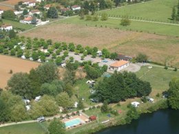 Camping Pas Cher vous présente avec son site Officiel campingpascher.fr, le Camping Les Catalpas classé 3 étoiles, situé sur la commune de Fumel dans le département Lot-et-garonne (Aquitaine) en France. Le camping Les Catalpas, vous présente un hébergement de type mobil-home de 26 m² et télévision. Le camping Les Catalpas vous propose du sam. 09 mai au sam. 16 mai 2026 pour 7 nuits à 210€. Cette location propose 20 dates différentes pour réserver votre séjour. Découvrez également les 16 autres gammes d'hébergements du camping. Les Avis clients pour le Camping Les Catalpas sont excellents avec une note moyenne de 8 sur 10. Rivière, Piscine extérieure, Animations familiales, Aire de jeux enfants, Baby-foot, Canoë-kayak, Cyclisme, Flipper, Ping-pong, Pétanque, Randonnée, Bar, Dépôt de pain, Plats à emporter, Snack/Bar,... En savoir plus : cliquez-ICI.