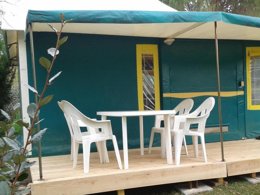 Camping Pas Cher vous présente avec son site Officiel campingpascher.fr, le Camping Les Catalpas classé 3 étoiles, situé sur la commune de Fumel dans le département Lot-et-garonne (Aquitaine) en France. Le camping Les Catalpas, vous présente un hébergement de type bungalow toilé de 25 m². Le camping Les Catalpas vous propose du sam. 09 mai au sam. 16 mai 2026 pour 7 nuits à 180€. Cette location propose 20 dates différentes pour réserver votre séjour. Découvrez également les 16 autres gammes d'hébergements du camping. Les Avis clients pour le Camping Les Catalpas sont excellents avec une note moyenne de 8 sur 10. Rivière, Piscine extérieure, Animations familiales, Aire de jeux enfants, Baby-foot, Canoë-kayak, Cyclisme, Flipper, Ping-pong, Pétanque, Randonnée, Bar, Dépôt de pain, Plats à emporter, Snack/Bar,... En savoir plus : cliquez-ICI.