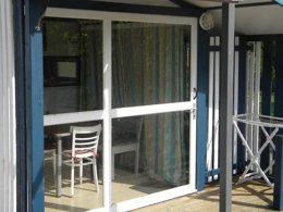 Camping Pas Cher vous présente avec son site Officiel campingpascher.fr, le Camping Les Catalpas classé 3 étoiles, situé sur la commune de Fumel dans le département Lot-et-garonne (Aquitaine) en France. Le camping Les Catalpas, vous présente un hébergement de type chalet de 20 m² pour 1 personne. Le camping Les Catalpas vous propose du sam. 11 avril au sam. 18 avril 2026 pour 7 nuits à 190€. Cette location propose 24 dates différentes pour réserver votre séjour. Découvrez également les 16 autres gammes d'hébergements du camping. Les Avis clients pour le Camping Les Catalpas sont excellents avec une note moyenne de 8 sur 10. Rivière, Piscine extérieure, Animations familiales, Aire de jeux enfants, Baby-foot, Canoë-kayak, Cyclisme, Flipper, Ping-pong, Pétanque, Randonnée, Bar, Dépôt de pain, Plats à emporter, Snack/Bar,... En savoir plus : cliquez-ICI.