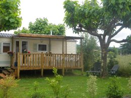 Camping Pas Cher vous présente avec son site Officiel campingpascher.fr, le Camping Les Catalpas classé 3 étoiles, situé sur la commune de Fumel dans le département Lot-et-garonne (Aquitaine) en France. Le camping Les Catalpas, vous présente un hébergement de type mobil-home. Le camping Les Catalpas vous propose du sam. 09 mai au sam. 16 mai 2026 pour 7 nuits à 205€. Cette location propose 20 dates différentes pour réserver votre séjour. Découvrez également les 16 autres gammes d'hébergements du camping. Les Avis clients pour le Camping Les Catalpas sont excellents avec une note moyenne de 8 sur 10. Rivière, Piscine extérieure, Animations familiales, Aire de jeux enfants, Baby-foot, Canoë-kayak, Cyclisme, Flipper, Ping-pong, Pétanque, Randonnée, Bar, Dépôt de pain, Plats à emporter, Snack/Bar,... En savoir plus : cliquez-ICI.