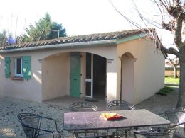 Camping Pas Cher vous présente avec son site Officiel campingpascher.fr, le Camping Les Catalpas classé 3 étoiles, situé sur la commune de Fumel dans le département Lot-et-garonne (Aquitaine) en France. Le camping Les Catalpas vous propose un hébergement de type maison de campagne de 65 m² avec climatisation (télévision). L'établissement vous propose 16 autres types d'hébergements. Découvrez tous nos séjours à petits prix dans la commune et aux alentours de Fumel du département : Lot-et-garonne (Aquitaine). Les Avis clients pour le Camping Les Catalpas sont excellents avec une note moyenne de 8 sur 10. Rivière, Piscine extérieure, Animations familiales, Aire de jeux enfants, Baby-foot, Canoë-kayak, Cyclisme, Flipper, Ping-pong, Pétanque, Randonnée, Bar, Dépôt de pain, Plats à emporter, Snack/Bar,... En savoir plus : cliquez-ICI.