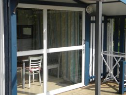 Camping Pas Cher vous présente avec son site Officiel campingpascher.fr, le Camping Les Catalpas classé 3 étoiles, situé sur la commune de Fumel dans le département Lot-et-garonne (Aquitaine) en France. Le camping Les Catalpas, vous présente un hébergement de type chalet de 20 m². Le camping Les Catalpas vous propose du sam. 11 avril au sam. 18 avril 2026 pour 7 nuits à 175€. Cette location propose 24 dates différentes pour réserver votre séjour. Découvrez également les 16 autres gammes d'hébergements du camping. Les Avis clients pour le Camping Les Catalpas sont excellents avec une note moyenne de 8 sur 10. Rivière, Piscine extérieure, Animations familiales, Aire de jeux enfants, Baby-foot, Canoë-kayak, Cyclisme, Flipper, Ping-pong, Pétanque, Randonnée, Bar, Dépôt de pain, Plats à emporter, Snack/Bar,... En savoir plus : cliquez-ICI.