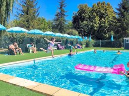 Camping Pas Cher vous présente avec son site Officiel campingpascher.fr, le Camping Les Catalpas classé 3 étoiles, situé sur la commune de Fumel dans le département Lot-et-garonne (Aquitaine) en France. Le camping Les Catalpas, vous présente un hébergement de type mobil-home de 31 m² avec climatisation. Le camping Les Catalpas vous propose du sam. 11 avril au sam. 18 avril 2026 pour 7 nuits à 310€. Cette location propose 24 dates différentes pour réserver votre séjour. Découvrez également les 16 autres gammes d'hébergements du camping. Les Avis clients pour le Camping Les Catalpas sont excellents avec une note moyenne de 8 sur 10. Rivière, Piscine extérieure, Animations familiales, Aire de jeux enfants, Baby-foot, Canoë-kayak, Cyclisme, Flipper, Ping-pong, Pétanque, Randonnée, Bar, Dépôt de pain, Plats à emporter, Snack/Bar,... En savoir plus : cliquez-ICI.