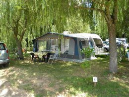 Camping Pas Cher vous présente avec son site Officiel campingpascher.fr, le Camping Les Catalpas classé 3 étoiles, situé sur la commune de Fumel dans le département Lot-et-garonne (Aquitaine) en France. Le camping Les Catalpas, vous présente un hébergement de type bungalow toilé de 25 m². Le camping Les Catalpas vous propose du sam. 09 mai au sam. 16 mai 2026 pour 7 nuits à 180€. Cette location propose 15 dates différentes pour réserver votre séjour. Découvrez également les 16 autres gammes d'hébergements du camping. Les Avis clients pour le Camping Les Catalpas sont excellents avec une note moyenne de 8 sur 10. Rivière, Piscine extérieure, Animations familiales, Aire de jeux enfants, Baby-foot, Canoë-kayak, Cyclisme, Flipper, Ping-pong, Pétanque, Randonnée, Bar, Dépôt de pain, Plats à emporter, Snack/Bar,... En savoir plus : cliquez-ICI.