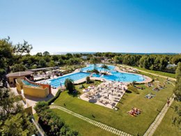 Camping Pas Cher vous présente avec son site Officiel campingpascher.fr, le Établissement La Masseria, situé sur la commune de Gallipoli dans le département Lecce (Pouilles) en Italie. L'établissement La Masseria vous propose un hébergement de type mobil-home de 24 m². L'établissement vous propose 5 autres types d'hébergements. Découvrez tous nos séjours à petits prix dans la commune et aux alentours de Gallipoli du département : Lecce (Pouilles).... En savoir plus : cliquez-ICI.