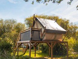 Camping Pas Cher vous présente avec son site Officiel campingpascher.fr, le Camping Les Marguerites classé 3 étoiles, situé sur la commune de Gamaches dans le département Somme (Picardie) en France. Le camping Les Marguerites, vous présente un hébergement de type hébergement insolite de 9 m². Le camping Les Marguerites vous propose du vendredi 03 avril au vendredi 10 avril 2026 pour 7 nuits à 240€. Cette location propose 199 dates différentes pour réserver votre séjour. Découvrez également les 6 autres gammes d'hébergements du camping. Les Avis clients pour le Camping Les Marguerites sont excellents avec une note moyenne de 8 sur 10. LacMerÉtang, Piscine chauffée, Piscine couverte, Animations familiales, Aire de jeux enfants, Canoë-kayak, Cyclisme, Pédalo, Pétanque, Randonnée, Sports nautiques, Tir à l’arc, Bar, Boulangerie, Bureau de tabac, Dépôt de pain, Snack/Bar, Supermarché, Épicerie,... En savoir plus : cliquez-ICI.