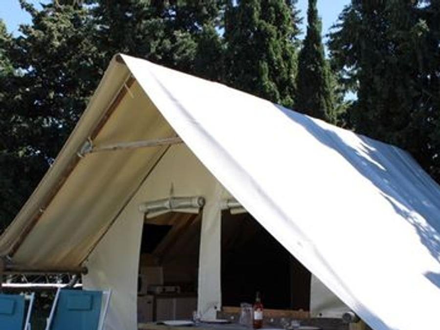 Camping Pas Cher vous présente avec son site Officiel campingpascher.fr, le Camping Domaine De La Palme classé 3 étoiles, situé sur la commune de La Palme dans le département Aude (Languedoc Roussillon) en France. Le camping Domaine De La Palme, vous présente un hébergement de type tente en toile et bois de 20 m² pour 2 personnes. Le camping Domaine De La Palme vous propose du dimanche 20 septembre au dimanche 27 septembre 2026 pour 7 nuits à 411.5€. Cette location propose 104 dates différentes pour réserver votre séjour. Découvrez également les 2 autres gammes d'hébergements du camping. Les Avis clients pour le Camping Domaine De La Palme sont de 7 sur 10. Piscine chauffée, Piscine extérieure, Animation enfants, Animations familiales, Aire de jeux enfants, Court de tennis, Cyclisme, Pétanque, Randonnée, Trampoline, Voile, Bar, Boulangerie, Dépôt de pain, Pizzeria, Épicerie,... En savoir plus : cliquez-ICI.