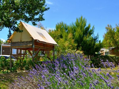 Cliquez pour découvrir toutes les photos de l'HÉBERGEMENT ! tente en toile et bois - Domaine De La Palme photo 4