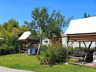 Cliquez pour découvrir toutes les photos de l'HÉBERGEMENT ! tente en toile et bois - Domaine De La Palme photo 5