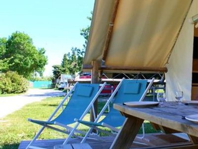 Cliquez pour découvrir toutes les photos de l'HÉBERGEMENT ! tente en toile et bois - Domaine De La Palme photo 2