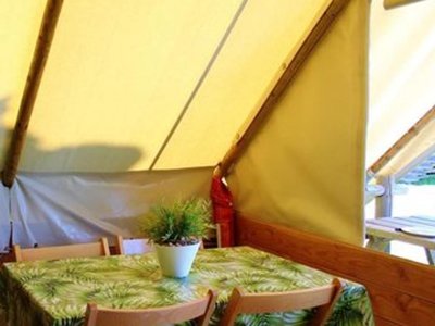 Cliquez pour découvrir toutes les photos de l'HÉBERGEMENT ! tente en toile et bois - Domaine De La Palme photo 3