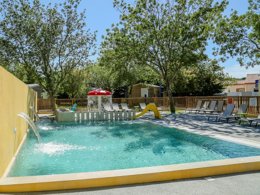 Camping Pas Cher vous présente avec son site Officiel campingpascher.fr, le Camping Domaine De La Palme classé 3 étoiles, situé sur la commune de La Palme dans le département Aude (Languedoc Roussillon) en France. Le camping Domaine De La Palme, vous présente un hébergement de type tente en toile et bois de 20 m² pour 2 personnes. Le camping Domaine De La Palme vous propose du dimanche 20 septembre au dimanche 27 septembre 2026 pour 7 nuits à 411.5€. Cette location propose 104 dates différentes pour réserver votre séjour. Découvrez également les 2 autres gammes d'hébergements du camping. Les Avis clients pour le Camping Domaine De La Palme sont de 7 sur 10. Piscine chauffée, Piscine extérieure, Animation enfants, Animations familiales, Aire de jeux enfants, Court de tennis, Cyclisme, Pétanque, Randonnée, Trampoline, Voile, Bar, Boulangerie, Dépôt de pain, Pizzeria, Épicerie,... En savoir plus : cliquez-ICI.