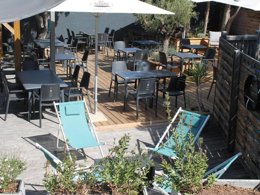 Camping Pas Cher vous présente avec son site Officiel campingpascher.fr, le Camping Domaine De La Palme classé 3 étoiles, situé sur la commune de La Palme dans le département Aude (Languedoc Roussillon) en France. Le camping Domaine De La Palme, vous présente un hébergement de type tente en toile et bois. Le camping Domaine De La Palme vous propose du dimanche 20 septembre au dimanche 27 septembre 2026 pour 7 nuits à 310€. Cette location propose 162 dates différentes pour réserver votre séjour. Découvrez également les 1 autres gammes d'hébergements du camping. Les Avis clients pour le Camping Domaine De La Palme sont de 7 sur 10. Piscine chauffée, Piscine extérieure, Animation enfants, Animations familiales, Aire de jeux enfants, Court de tennis, Cyclisme, Pétanque, Randonnée, Trampoline, Voile, Bar, Boulangerie, Dépôt de pain, Pizzeria, Épicerie,... En savoir plus : cliquez-ICI.