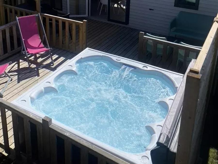 Camping Pas Cher vous présente avec son site Officiel campingpascher.fr, le Camping Kersentic classé 4 étoiles, situé sur la commune de Fouesnant dans le département Finistère (Bretagne) en France. Le camping Kersentic, vous présente un hébergement de type mobil-home de 34 m² et télévision. Le camping Kersentic vous propose du sam. 12 septembre au sam. 19 septembre 2026 pour 7 nuits à 839€. Cette location propose 1 dates différentes pour réserver votre séjour. Découvrez également les 22 autres gammes d'hébergements du camping. Les Avis clients pour le Camping Kersentic sont excellents avec une note moyenne de 9 sur 10. Piscine chauffée, Piscine couverte, Animations familiales, Club enfants, Aire de jeux enfants, Canoë-kayak, Paddle, Ping-pong, Pétanque, Terrain multisports, Bar, Dépôt de pain, Pizzeria, Plats à emporter, Snack/Bar, Épicerie,... En savoir plus : cliquez-ICI.