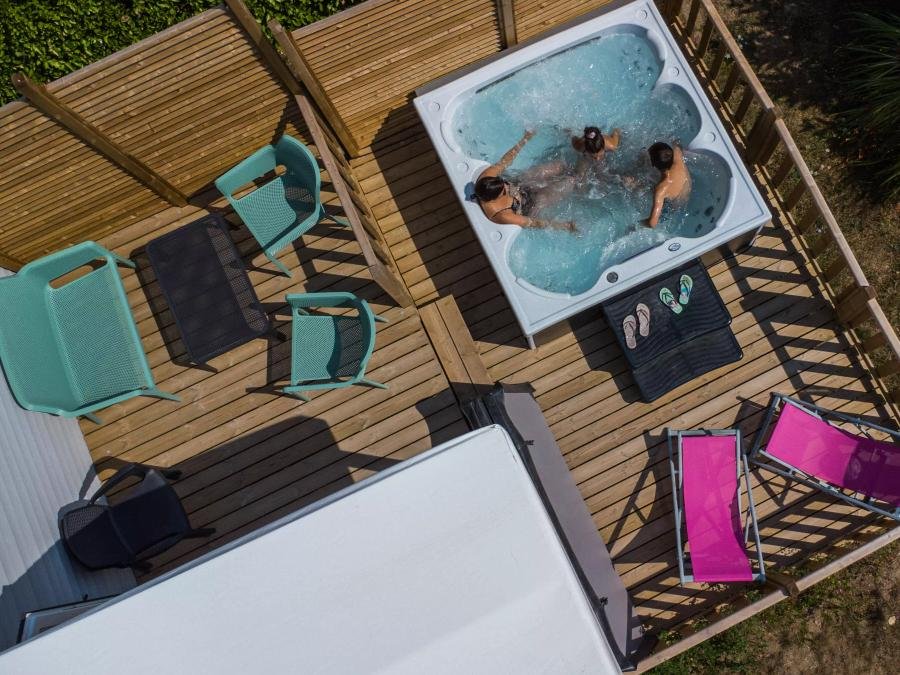 Camping Pas Cher vous présente avec son site Officiel campingpascher.fr, le Camping Kersentic classé 4 étoiles, situé sur la commune de Fouesnant dans le département Finistère (Bretagne) en France. Le camping Kersentic vous propose un hébergement de type mobil-home de 34 m² (télévision). L'établissement vous propose 22 autres types d'hébergements. Découvrez tous nos séjours à petits prix dans la commune et aux alentours de Fouesnant du département : Finistère (Bretagne). Les Avis clients pour le Camping Kersentic sont excellents avec une note moyenne de 9 sur 10. Piscine chauffée, Piscine couverte, Animations familiales, Club enfants, Aire de jeux enfants, Canoë-kayak, Paddle, Ping-pong, Pétanque, Terrain multisports, Bar, Dépôt de pain, Pizzeria, Plats à emporter, Snack/Bar, Épicerie,... En savoir plus : cliquez-ICI.