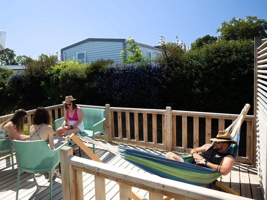 Camping Pas Cher vous présente avec son site Officiel campingpascher.fr, le Camping Kersentic classé 4 étoiles, situé sur la commune de Fouesnant dans le département Finistère (Bretagne) en France. Le camping Kersentic, vous présente un hébergement de type mobil-home de 34 m² et télévision. Le camping Kersentic vous propose du vendredi 11 septembre au vendredi 18 septembre 2026 pour 7 nuits à 519€. Cette location propose 8 dates différentes pour réserver votre séjour. Découvrez également les 22 autres gammes d'hébergements du camping. Les Avis clients pour le Camping Kersentic sont excellents avec une note moyenne de 9 sur 10. Piscine chauffée, Piscine couverte, Animations familiales, Club enfants, Aire de jeux enfants, Canoë-kayak, Paddle, Ping-pong, Pétanque, Terrain multisports, Bar, Dépôt de pain, Pizzeria, Plats à emporter, Snack/Bar, Épicerie,... En savoir plus : cliquez-ICI.