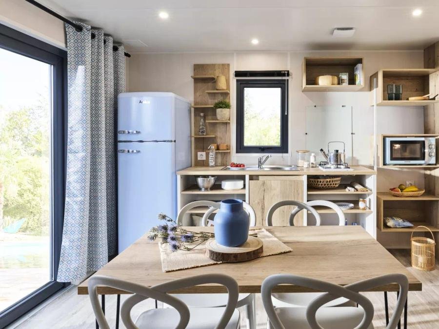 Camping Pas Cher vous présente avec son site Officiel campingpascher.fr, le Camping Kersentic classé 4 étoiles, situé sur la commune de Fouesnant dans le département Finistère (Bretagne) en France. Le camping Kersentic vous propose un hébergement de type mobil-home de 29 m² (télévision). L'établissement vous propose 22 autres types d'hébergements. Découvrez tous nos séjours à petits prix dans la commune et aux alentours de Fouesnant du département : Finistère (Bretagne). Les Avis clients pour le Camping Kersentic sont excellents avec une note moyenne de 9 sur 10. Piscine chauffée, Piscine couverte, Animations familiales, Club enfants, Aire de jeux enfants, Canoë-kayak, Paddle, Ping-pong, Pétanque, Terrain multisports, Bar, Dépôt de pain, Pizzeria, Plats à emporter, Snack/Bar, Épicerie,... En savoir plus : cliquez-ICI.